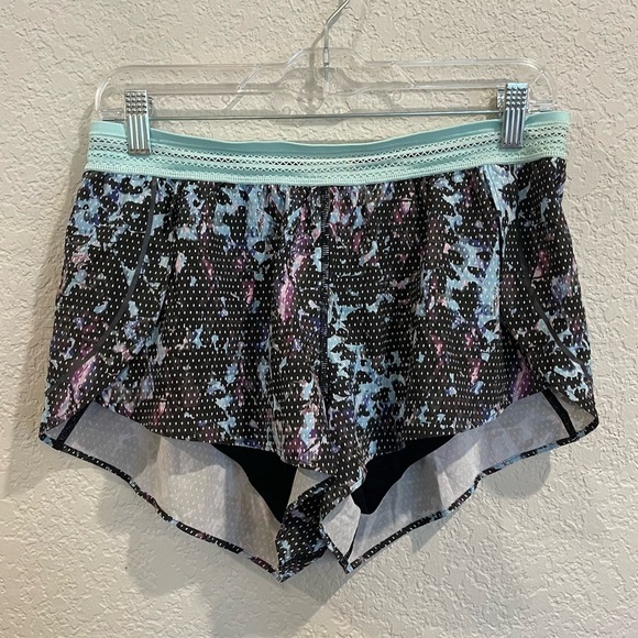 Lululemon Split Second Shorts in Floral Sport Tranquil Blue Multi - Picture 7 of 10